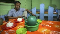 Biasanya teko disajikan lengkap dengan penampungan air di atasnya, hal itu untuk mempermudah pengunjung dalam mencuci tangan.