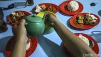 Pengunjung mencuci tangan dengan teko di salah satu rumah makan di Jagoi Babang, Kalimantan Barat, Kamis (8/9/2022).
