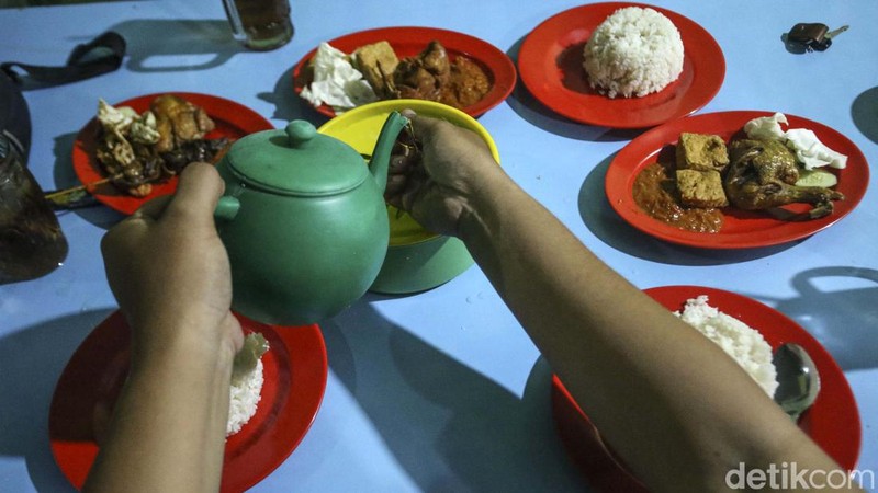 Jagoi Babang memiliki keunikan sendiri di bidang kuliner. Bukan karena makanannya yang khas melainkan terdapat teko air yang difungsikan untuk cuci tangan.