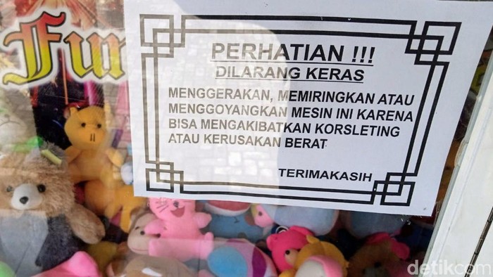Permainan capit boneka di Kabupaten Purworejo, Kamis (22/9/2022).