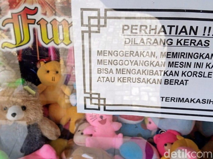 Permainan capit boneka di Kabupaten Purworejo, Kamis (22/9/2022).