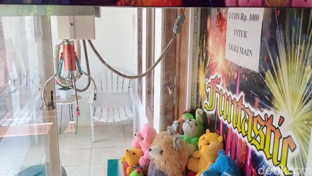 Permainan capit boneka di Kabupaten Purworejo, Kamis (22/9/2022).