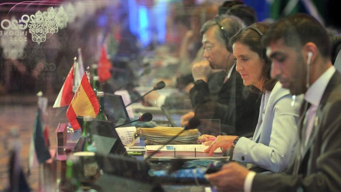 Menteri Industri, Perdagangan, dan Pariwisata Spanyol Maria Reyes Maroto Illera (kedua kanan) mengikuti acara pertemuan G20 Trade, Investment and Industry Ministerial Meeting (TIIMM) di Nusa Dua, Badung, Bali, Kamis (22/9/2022). Pertemuan tingkat Menteri G20 bidang Perdagangan, Investasi dan Industri tersebut mengangkat enam isu prioritas, yakni reformasi Badan Perdagangan Dunia atau World Trade Forum (WTO), sistem peta jalan multilateral dalam memperkuat tujuan pembangunan atau SDGs, respons perdagangan investasi dan industri dalam mengatasi pandemi dan mendukung arsitektur kesehatan global, digital dan rantai nilai global, peningkatan investasi berkelanjutan untuk pemulihan ekonomi global, dan industrialisasi yang inklusif dan berkelanjutan melalui industri 4.0. ANTARA FOTO/Nyoman Hendra Wibowo/rwa.