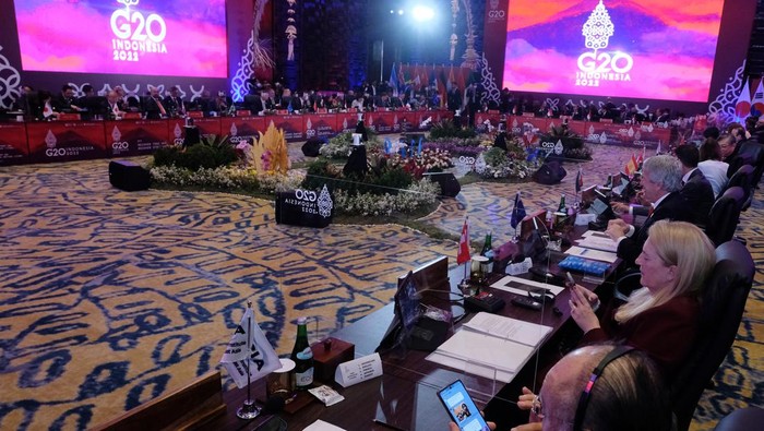 Menteri Industri, Perdagangan, dan Pariwisata Spanyol Maria Reyes Maroto Illera (kedua kanan) mengikuti acara pertemuan G20 Trade, Investment and Industry Ministerial Meeting (TIIMM) di Nusa Dua, Badung, Bali, Kamis (22/9/2022). Pertemuan tingkat Menteri G20 bidang Perdagangan, Investasi dan Industri tersebut mengangkat enam isu prioritas, yakni reformasi Badan Perdagangan Dunia atau World Trade Forum (WTO), sistem peta jalan multilateral dalam memperkuat tujuan pembangunan atau SDGs, respons perdagangan investasi dan industri dalam mengatasi pandemi dan mendukung arsitektur kesehatan global, digital dan rantai nilai global, peningkatan investasi berkelanjutan untuk pemulihan ekonomi global, dan industrialisasi yang inklusif dan berkelanjutan melalui industri 4.0. ANTARA FOTO/Nyoman Hendra Wibowo/rwa.