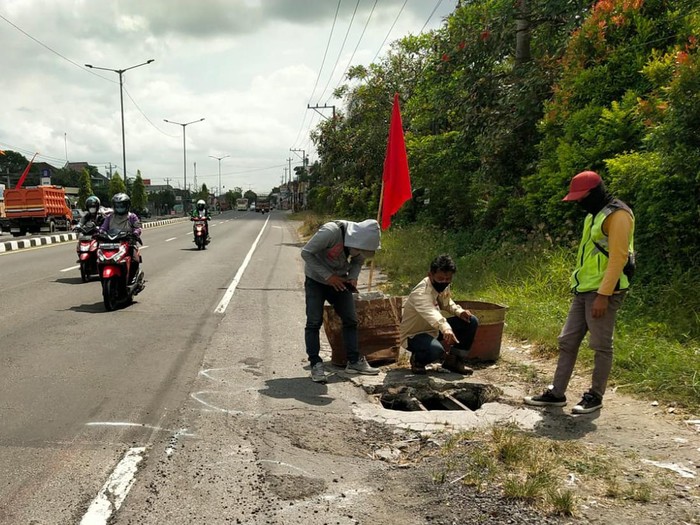 Petugas PPK Jalan 3.4 Jawa Tengah menambal lubang bahu jalan Jogja-Solo, Klaten, Kamis (22/9/2022).