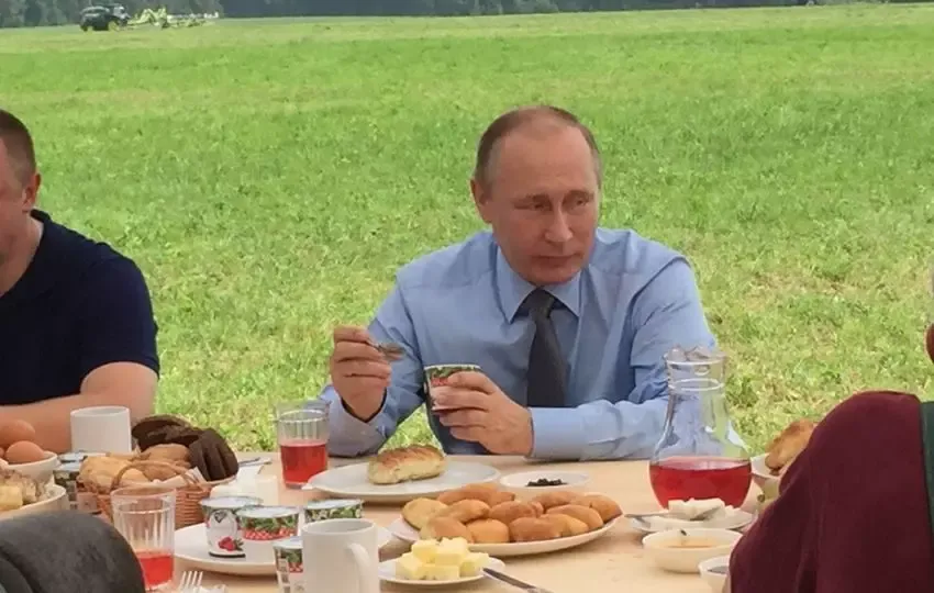 Doyan Porsi Besar! Ini 7 Kebiasan Makan Vladimir Putin yang Unik
