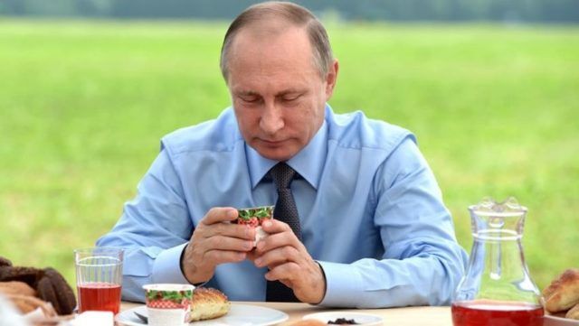 Doyan Porsi Besar! Ini 7 Kebiasan Makan Vladimir Putin yang Unik