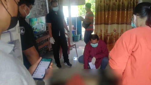 Polisi dan warga saat mengevakuasi jasad korban gantung diri di Banjar Dinas Tegal Sari, Desa Bubunan, Kecamatan Seririt, Kabupaten Buleleng, Bali, Kamis (22/9/2022).