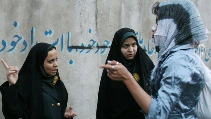 Polisi moral Iran dalam sorotan setelah Mahsa Amini tewas - Saya sering menangis saat menahan warga