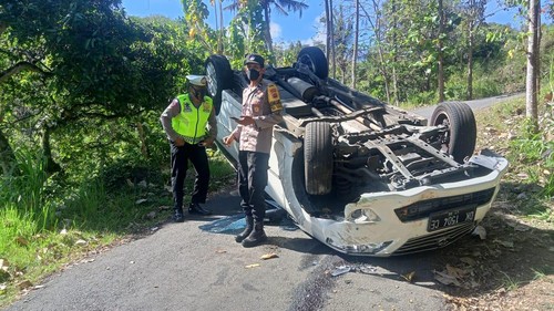 Polisi saat melakukan olah tempat kejadian perkara (TKP) di lokasi kecelakaan tunggal Jalan Raya Tigawasa-Kaliasem, Banjar Dinas Asah, Desa Kaliasem, Kecamatan Banjar, Kabupaten Buleleng, Bali, Kamis (22/9/2022).