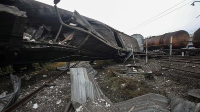 Potret Kereta Barang yang Hancur Dirudal Rusia