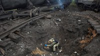 Tampak rudal tersebut juga meninggalkan lubang yang cukup besar.