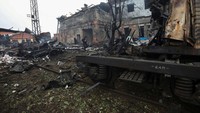Begini kondisi terminal barang yang hancur berantakan dirudal Rusia.