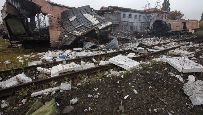Potret Kereta Barang yang Hancur Dirudal Rusia Railway cars destroyed by a Russian missile strike are seen at a cargo terminal, amid Russia's attack on Ukraine, in Kharkiv, Ukraine September 21, 2022. REUTERS/Vyacheslav Madiyevskyy
