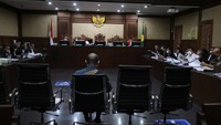 Terdakwa General Manager Musim Mas Group, Pierre Togar Sitanggang keberatan disebut memberikan uang kepada Direktur Perdagangan Luar Negeri, Kemendag Farid Amir yang dalam BAP disebut 10 ribu dolar Singapura yang diberikan wilmar ke Farid yang disebutnya hasil patungan para pengusaha.