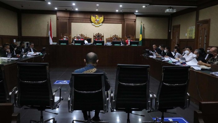 Potret Lanjutan Sidang Dugaan Korupsi Migor Suasana sidang lanjutan kasus korupsi izin ekspor CPO di Pengadilan Tipikor, Jakarta, Kamis (22/9/2022) mendengarkan keterangan saksi Direktur Ekspor Produk Pertanian dan Kehutanan Kemendag Farid Amir. Terdakwa General Manager Musim Mas Group, Pierre Togar Sitanggang keberatan disebut memberikan uang kepada Direktur Perdagangan Luar Negeri, Kemendag Farid Amir yang dalam BAP disebut 10 ribu dolar Singapura yang diberikan wilmar ke Farid yang disebutnya hasil patungan para pengusaha.