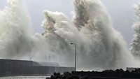 Gelombang tinggi yang dipicu oleh Topan Nanmadol terlihat di pelabuhan perikanan di Aki, Prefektur Kochi, Jepang bagian barat, Senin, (19/9/2022).