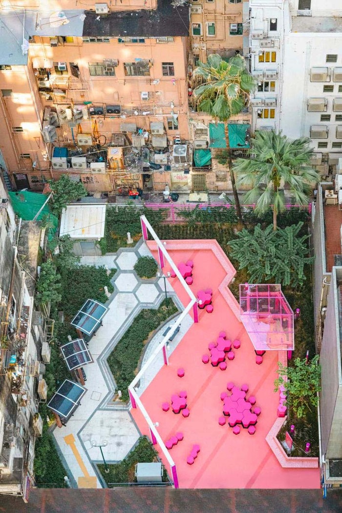 Potret Taman Warna-warni yang Nyempil di Tengah Padatnya Hong Kong Sebagai negara dengan harga properti termahal di dunia, Hong Kong punya cara tersendiri agar warganya tetap punya akses ke tempat-tempat menenangkan pikiran yang bisa diakses gratis. Taman ini salah satunya.