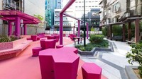 Sementara 75% wilayah Hong Kong, yang mencakup lebih dari 200 pulau, terdiri dari hutan rimbun dan taman pedesaan, perkotaan Hong Kong kekurangan ruang.