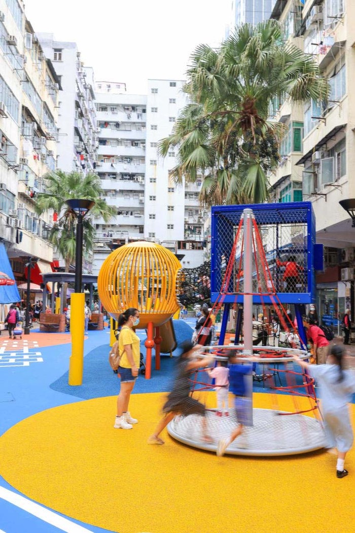 Potret Taman Warna-warni yang Nyempil di Tengah Padatnya Hong Kong Sebagai negara dengan harga properti termahal di dunia, Hong Kong punya cara tersendiri agar warganya tetap punya akses ke tempat-tempat menenangkan pikiran yang bisa diakses gratis. Taman ini salah satunya.