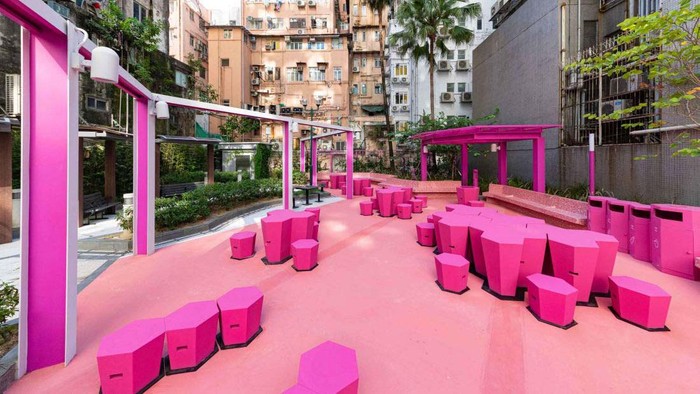 Potret Taman Warna-warni yang Nyempil di Tengah Padatnya Hong Kong Sebagai negara dengan harga properti termahal di dunia, Hong Kong punya cara tersendiri agar warganya tetap punya akses ke tempat-tempat menenangkan pikiran yang bisa diakses gratis. Taman ini salah satunya.