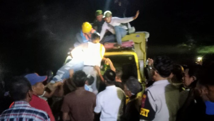 Proses evakuasi sopir dan kernet truk yang tewas tersetrum di Serdang Bedagai.
