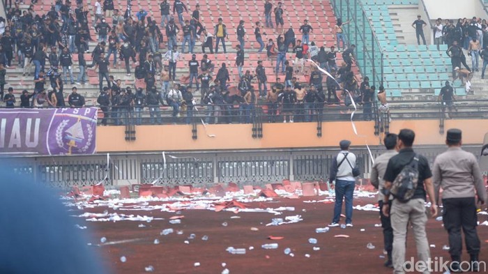 Kerusuhan saat  pertandingan PSPS Riau Vs PSMS Medan di Pekanbaru. (Raja Adil/detikSumut)