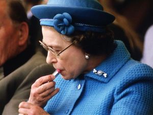 Ratu Elizabeth II Pakai Lipstik di Publik untuk Mengirim Pesan Rahasia