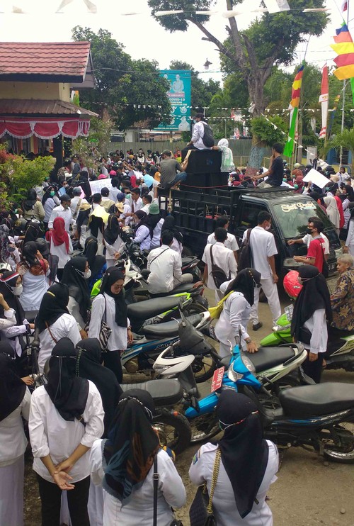 Ratusan kesehatan medis maupun non medis di Kabupaten Dompu, Nusa Tenggara Barat (NTB), kembali melakukan unjuk rasa pada Kamis (22/9/2022).