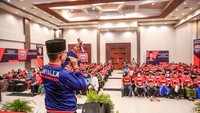 Koordinator Relawan Pendekar Tangguh, Dimas menyebut bahwa Pak LaNyalla merupakan figur yang sangat berpihak kepada rakyat. Baru-baru ini, diantara tiga pimpinan legislatif, hanya Pak LaNyalla yang berani menyatakan sikap dan mengkritisi pemerintah untuk meninjau ulang kenaikan harga BBM yang menyusahkan rakyat.