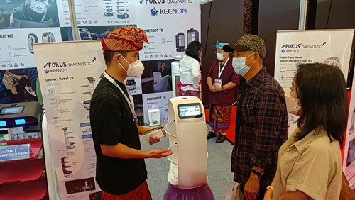 Robot-robot cerdas yang dapat berfungsi layaknya manusia dipamerkan di Food, Hotel and Tourism Bali (FHTB) 2022, BNDCC, Nusa Dua, Badung, Bali, Kamis (22/9/2022).