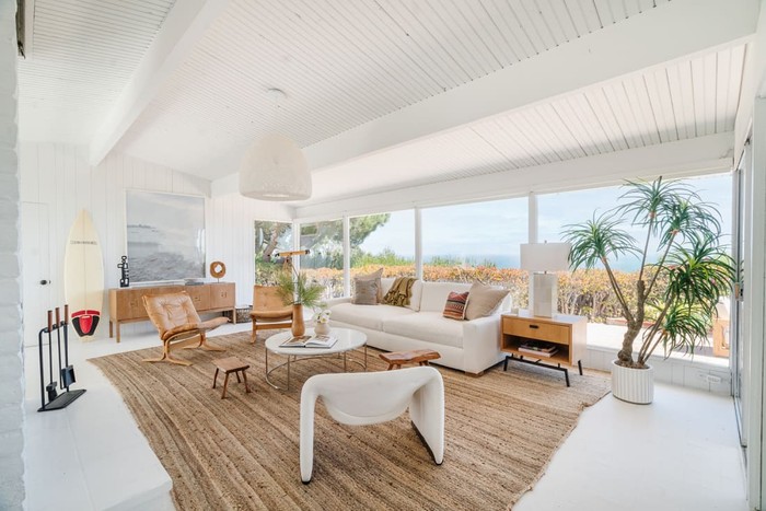 Rumah Emma Stone di Malibu Dijual