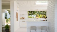 Rumah ini memiliki ruang rekreasi, studio seni, dan ruang makan, serta memiliki dapur terbuka yang lapang dan ruang tamu dengan perapian berwarna putih yang nyaman. Foto: Dok. Neue Focus for Sothebys International Realty