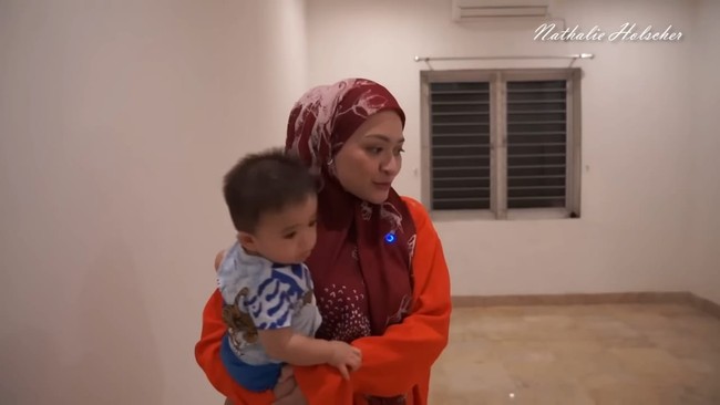 Nggak apa-apa walaupun kecil. Itu impian aku dulu, kata Nathalie soal rumahnya kepada awak media di kawasan Mampang, seperti dikutip detikHOT, Senin (26/9/2022). Ia juga membeli rumah tersebut untuk buah hatinya, Adzam. (Foto: YouTube/NATHALIE HOLSCHER)