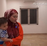 Nggak apa-apa walaupun kecil. Itu impian aku dulu, kata Nathalie soal rumahnya kepada awak media di kawasan Mampang, seperti dikutip detikHOT, Senin (26/9/2022). Ia juga membeli rumah tersebut untuk buah hatinya, Adzam. (Foto: YouTube/NATHALIE HOLSCHER)