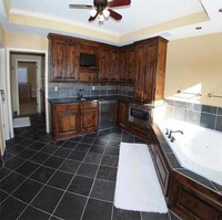 Pernah lihat dapur yang punya fasilitas bathtub? Bathtubnya mungkin bisa jadi multifungsi, selain untuk mandi dan berendam, bisa juga untuk mencuci sayur atau peralatan dapur dalam jumlah besar. Foto: dok. Instagram/@infotekniksipil