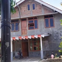 Kalau keluar dari pintu lantai 1 aman, tapi kalau dari pintu lantai 2 nyawa bisa melayang. Ada yang tertarik mengikuti konsep rumah yang satu ini? Foto: dok. Instagram/@infotekniksipil