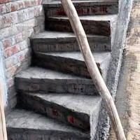 Desain tangga model zig-zag ini mungkin niat awalnya biar terlihat estetik. Tapi bukan estetik malah bisa bikin bingung yang naik. Foto: dok. Instagram/@infotekniksipil