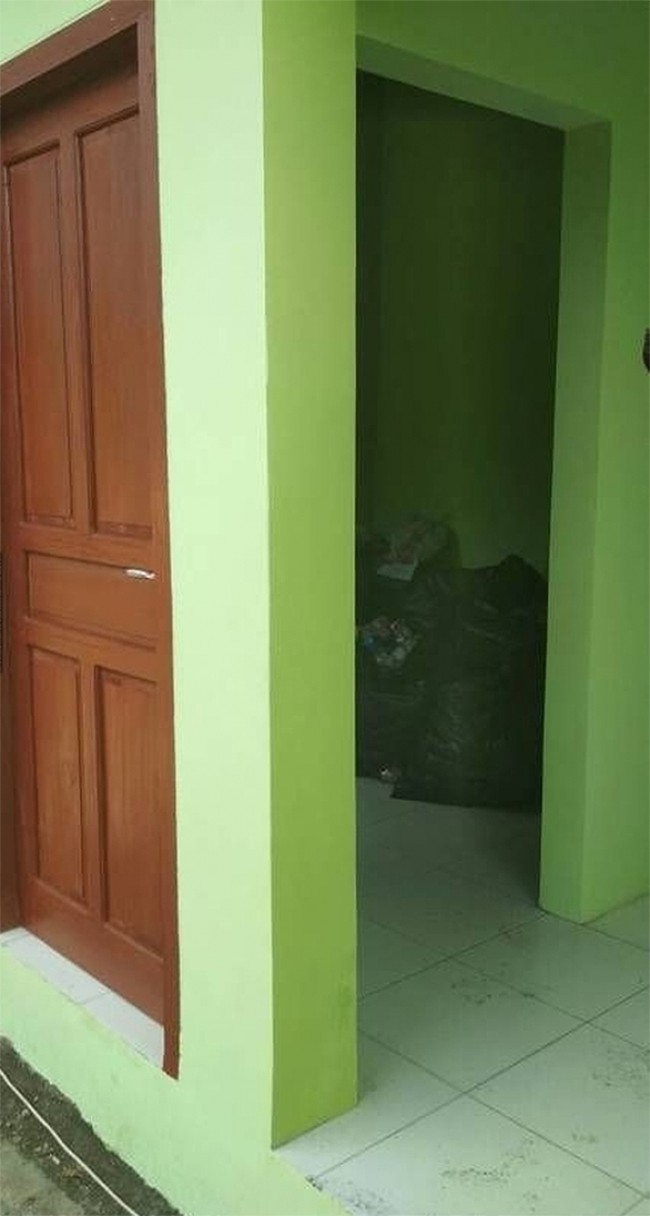 Desain rumah yang satu ini benar-benar bikin tepok jidat. Sisi depannya dikasih pintu tapi sebelahnya dibiarkan terbuka. Benar-benar bikin speechless. Foto: dok. Instagram/@infotekniksipil