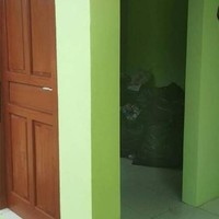 Desain rumah yang satu ini benar-benar bikin tepok jidat. Sisi depannya dikasih pintu tapi sebelahnya dibiarkan terbuka. Benar-benar bikin speechless. Foto: dok. Instagram/@infotekniksipil