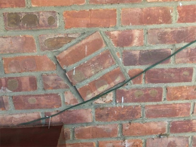 Mungkin karena ada kelebihan baatu bata. Daripada dibuang mending dijadikan hiasan tambahan walaaupun tak jelas maksud dan tujuannya. Foto: dok. Instagram/@infotekniksipil