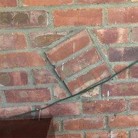 Mungkin karena ada kelebihan baatu bata. Daripada dibuang mending dijadikan hiasan tambahan walaaupun tak jelas maksud dan tujuannya. Foto: dok. Instagram/@infotekniksipil