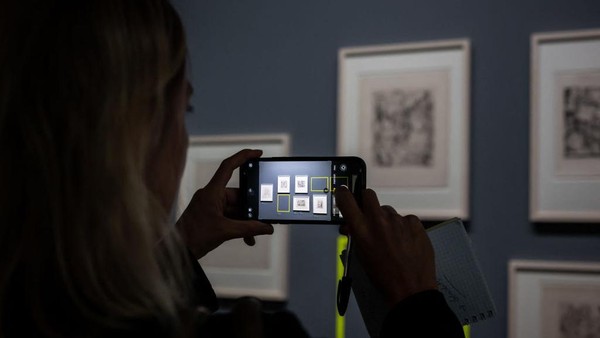 Seorang wanita mengambil foto karya Max Beckmann selama pratinjau pers menjelang pembukaan publik pameran. Hildebrand Gurlitt merupakan pedagang seni selama era Sosialis Nasional di Jerman. Koleksinya sudah lama diteliti atas peluang karya seni hasil rampasan Nazi.