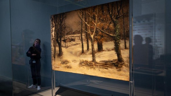 Sebuah foto menunjukkan seorang karyawan berjalan melewati sebuah karya Gustave Courbet berjudul View of the Ridge Park di bawah salju, sekitar tahun 1874. Terdapat sekitar 38 karya yang diketahui atau diduga hasil rampasan Nazi dalam pameran ini. Namun masih ada 1.091 karya lainnya yang masih disimpan karena keterbatasan informasi.