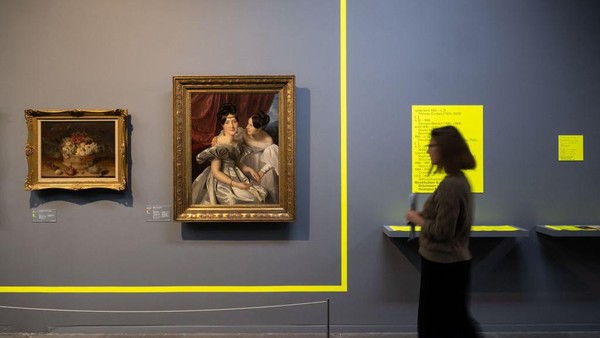 Seorang karyawan berjalan melewati sebuah karya Ferdinand Georg Waldmuller berjudul Potret dua wanita, 1831 (2ndL). Pameran Taking Stock, Gurlitt in Review menampilkan koleksi seni yang ditinggalkan oleh Cornelius Gurlitt (1932 – 2014), anak dari dealer seni Hildebrand Gurlitt (1895 – 1956), di Museum Kunstmuseum Bern.
