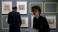 Pengunjung berjalan melewati karya Max Beckmann. Namun dalam pameran ini, museum menawarkan wawasan mendalam soal warisan Gurlitt dan penelitian ilmiah atas peninggalan itu.