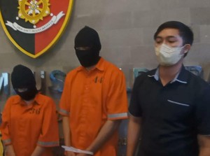 Sejoli Rekam Sendiri Video Mesum, HP Ditempel di Kaca Mobil