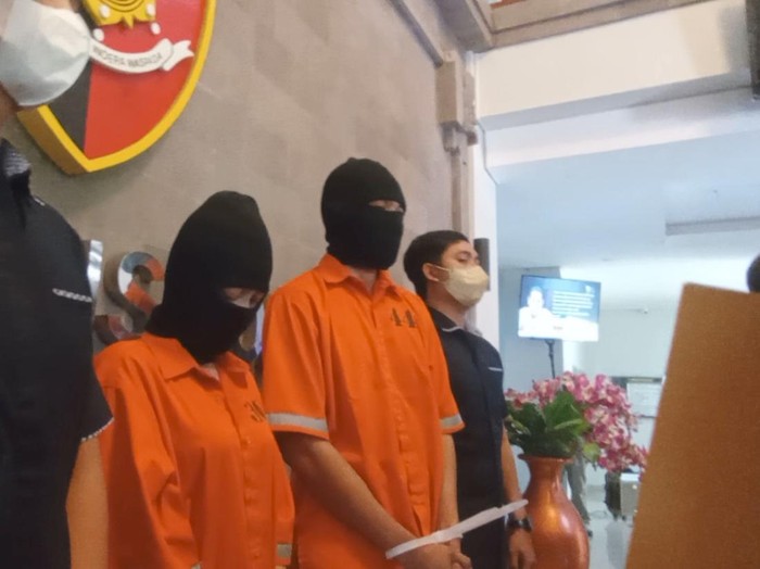 Sejoli pembuat video mesum berpakaian adat Bali ditangkap oleh Polda Bali.