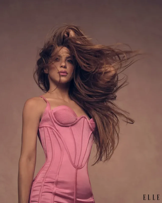 “Saya diam dan hanya mencoba memproses semuanya. Sulit untuk dibicarakan karena saya masih melaluinya dan saya disorot publik karena perpisahan kami tidak seperti perpisahan biasa,” kata Shakira, yang mengatakan bahwa perpisahan mereka seperti mimpi buruk. Foto: Instagram/@elleusa