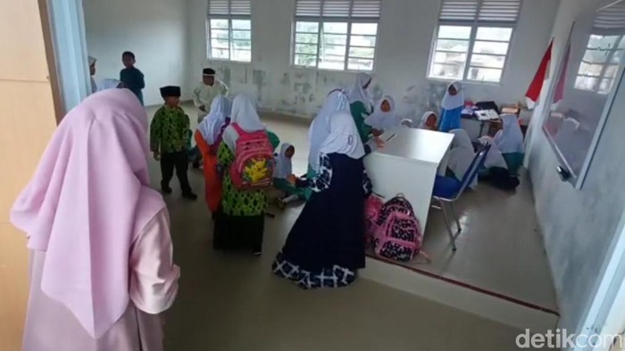 Siswa SDN 004 Tanjung Uma, Batam belajar di lantai.